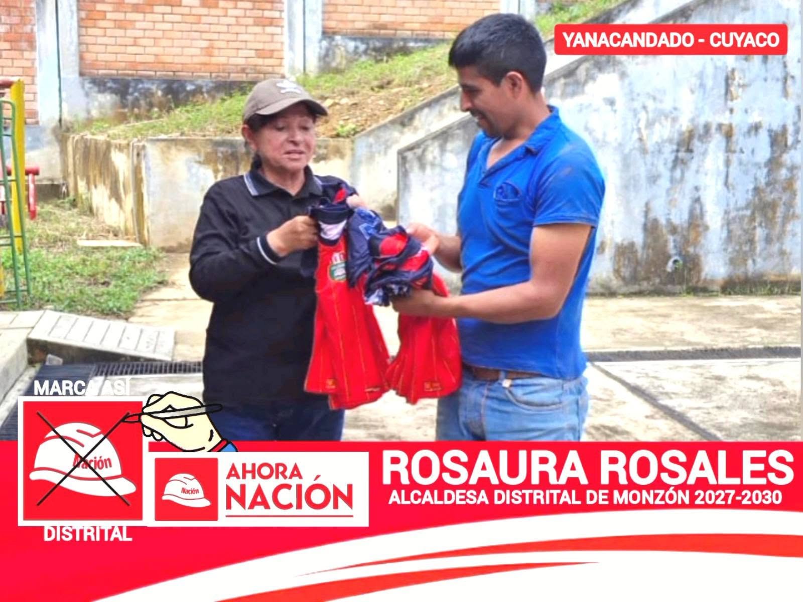Rosaura entrega una camiseta en Yanacandado