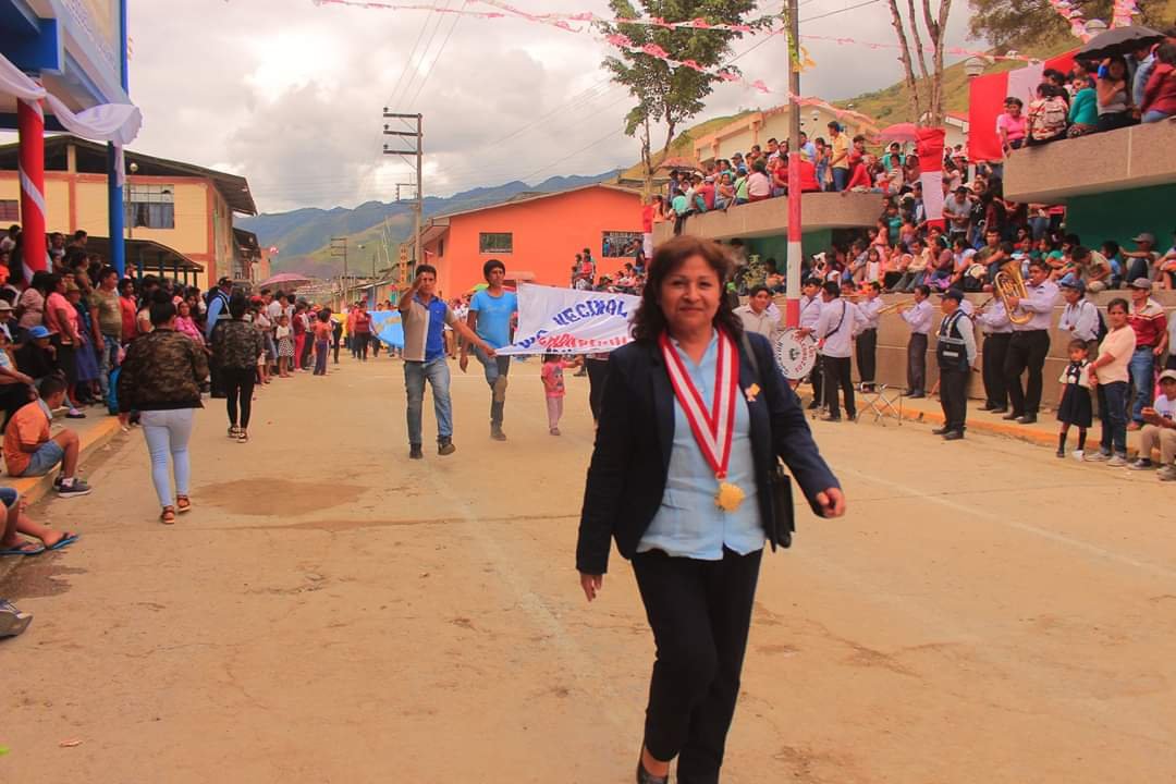 Rosaura Rosales sonriente durante un desfile en Monzón